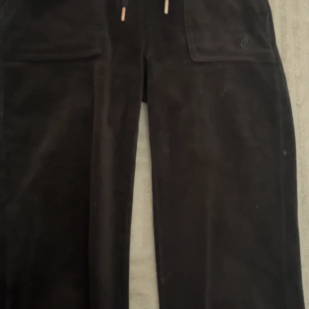 Svarta juicy couture byxor i bra skick, ingen skada alls och säljer för att de inte är min storlek.  (Pris kan diskuteras). Jeans & Byxor.