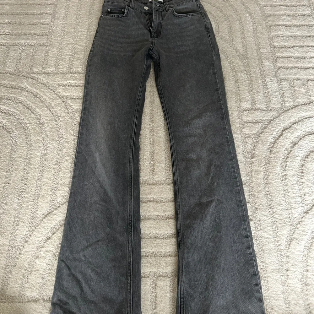 Gråa jeans från Gina tricot i storlek 32 i fint skick! Nypris 350 kr🤍. Jeans & Byxor.