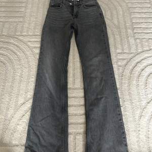 Gråa jeans från Gina tricot i storlek 32 i fint skick! Nypris 350 kr🤍