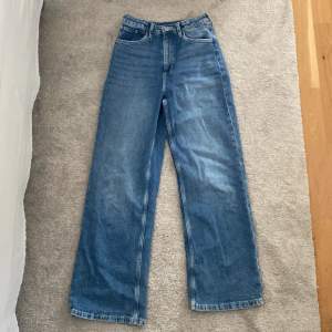 Säljer snygga baggy jeans/wide leg jeans från H&M i stl 152, nyskick! 