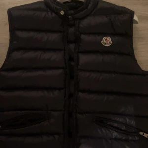 Moncler väst  - Säljer en snygg moncler väst. 9/10 skick tags, påse och kvitto följer med. Den är storlek 1. Pris går att diskutera!