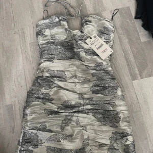 Klänning  - Ny med prislapp,