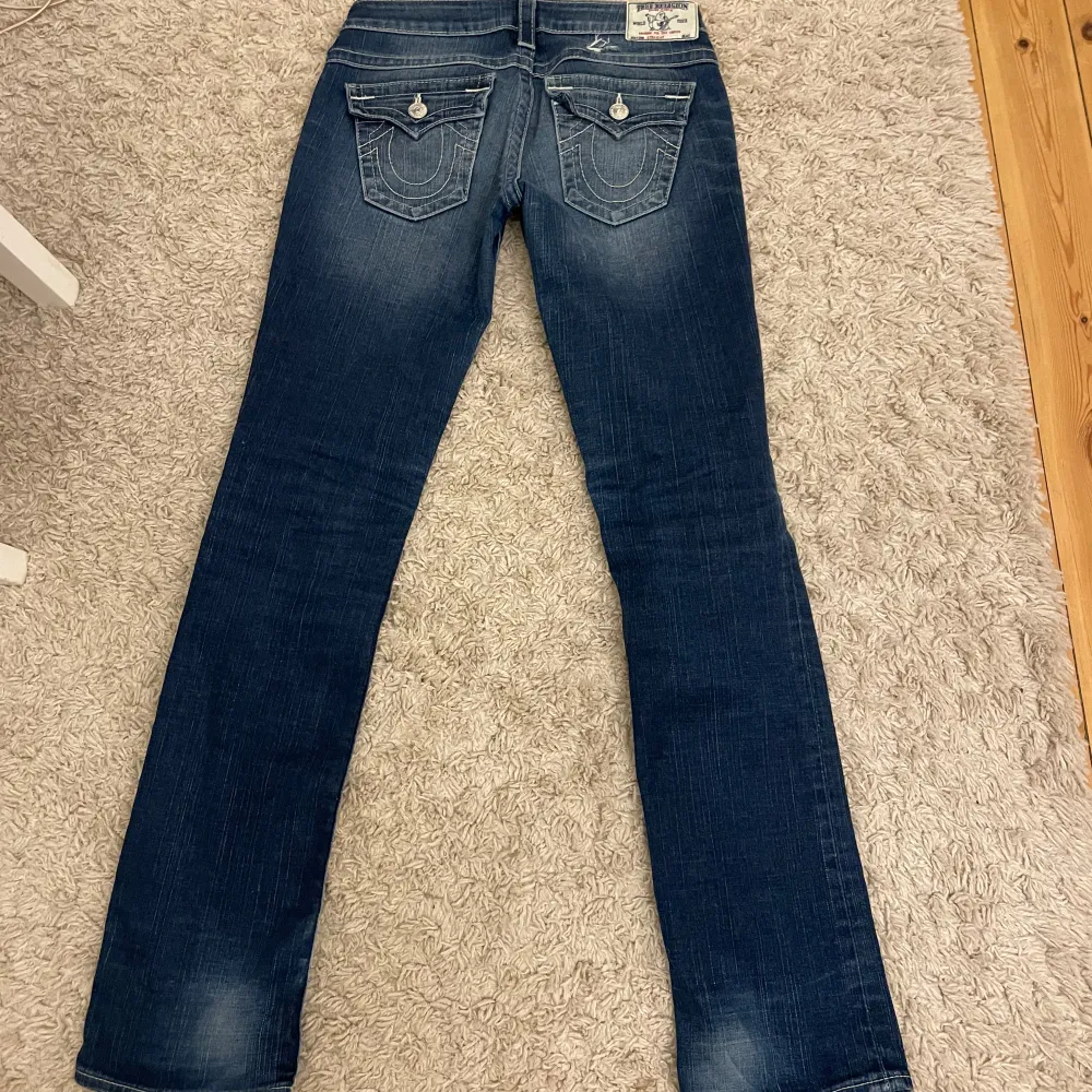 Lägger upp igen! Säljer dessa sjukt snygga true religion jeans, midjemåttet: 37-38 cm och innerbenslängden: 82 cm. I modellen bootcut och har inga defekter. Skriv vid funderingar! 💗. Jeans & Byxor.