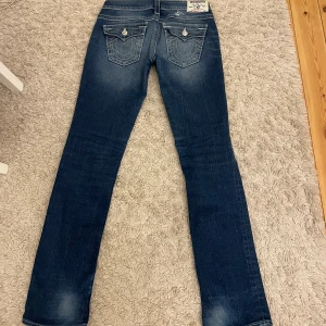 Lågmidjade bootcut jeans true religion - Lägger upp igen! Säljer dessa sjukt snygga true religion jeans, midjemåttet: 37-38 cm och innerbenslängden: 82 cm. I modellen bootcut och har inga defekter. Skriv vid funderingar! 💗