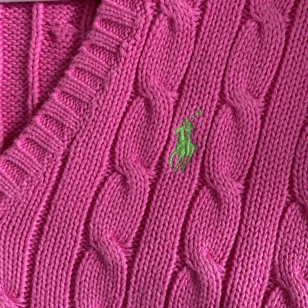 Jättefin rosa Ralph Lauren polo tröja med det gröna märket och V ringad. Helt oanvänd och i Nyttskick!  Köpt för 2199kr och säljer för 390kr💗. Stickat.