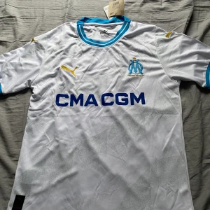 Marseille tröja - Skick 10/10 Oanvänd  Helt ny Storlek S Liten defekt på ärmen,öppen söm