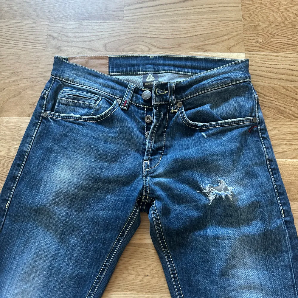 Ett par riktigt schyssta jeans från Dondup. Modell George skinny fit. Skick 8/10. Storlek 30, passar någon som är 1,65-1,70. . Jeans & Byxor.