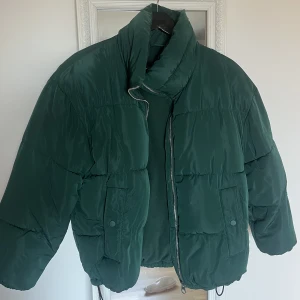 Grön jacka från Pull & Bear - Knappt använd