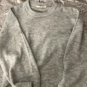 säljer en grå stickad tröja från lager 157, storlek- M säljer pga den är för stor 💕