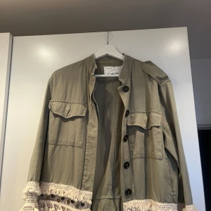 Superfin jacka - Säljer min favoritjacka från zara då jag insett att den är för liten. Storlek S. Använd men fint skick!