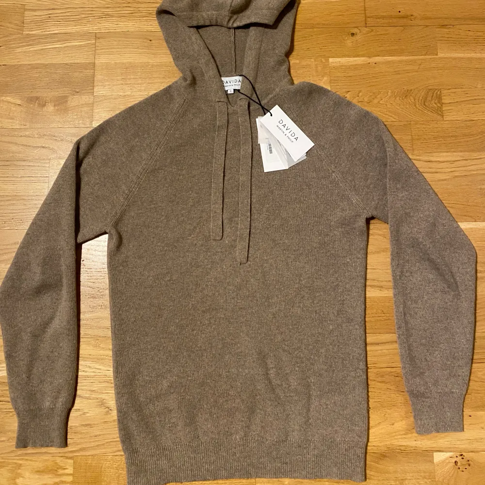 Säljer min beiga Kashmir hoodie ifrån Davida. Skick: nästintill nyskick. Tröjan är limiterad och finns ej kvar att köpa längre. Nypris 3990kr mitt pris 1899kr. Hoodies.