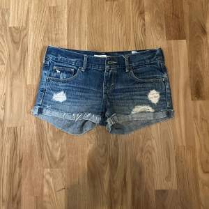 Jättesöta jeanshorts med slitningar. Säljer för 300+frakt. Storleken står inte i men passar om du har ungefär W24-W25💕säljer pga att dom är för små💕