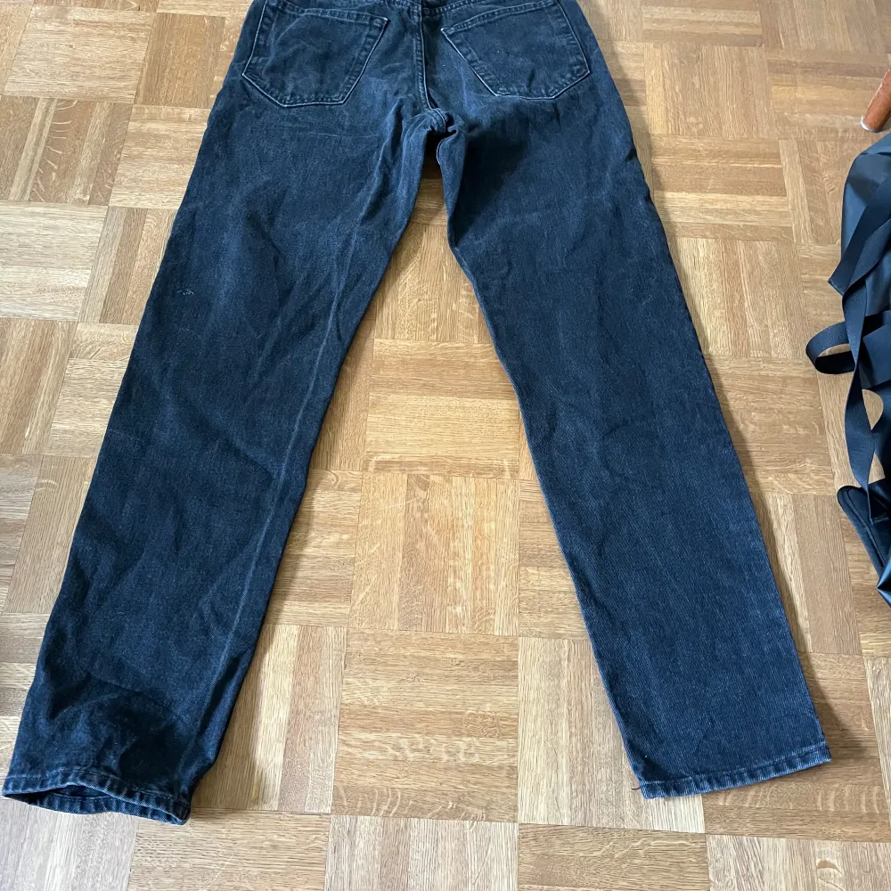 Säljer dessa svarta jeans, bra skick, inga problem med jeansen, från Weekday och därför säljer jag de rätt billigt från vanliga priset trots secondhand. Mellan 200-300kr. Jeans & Byxor.