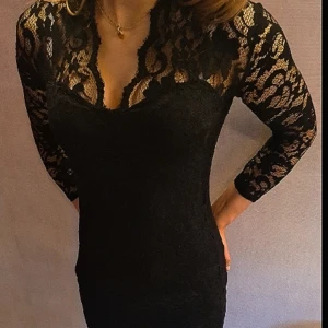 Klänning - Säljer denna klänning från asos då den inte riktigt passar. Ny pris 600-700kr, gott skick🥰