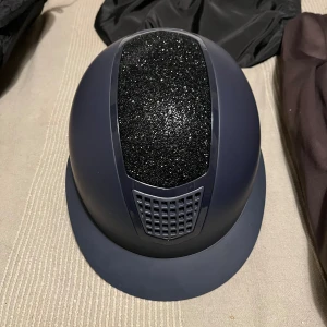 Ridhjälm - Hej! Säljer min ridhjälm då den är för liten. I skick som ny Storlek: S 