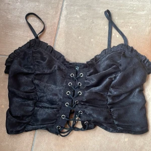 Alternativ lace top - Köpte på plick för ett år sedan men aldrig använd, matrialet är tunnt o mjukt. Märken e shein, och man kan justera tråden/storleken☝️