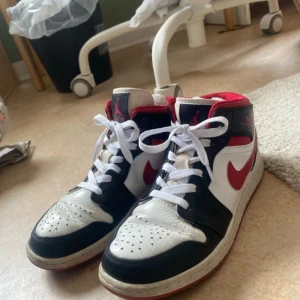 Nike Air Jordans  - Svarta och Röda jordans. Använda men helt nya skosnören jätte sköna 💕