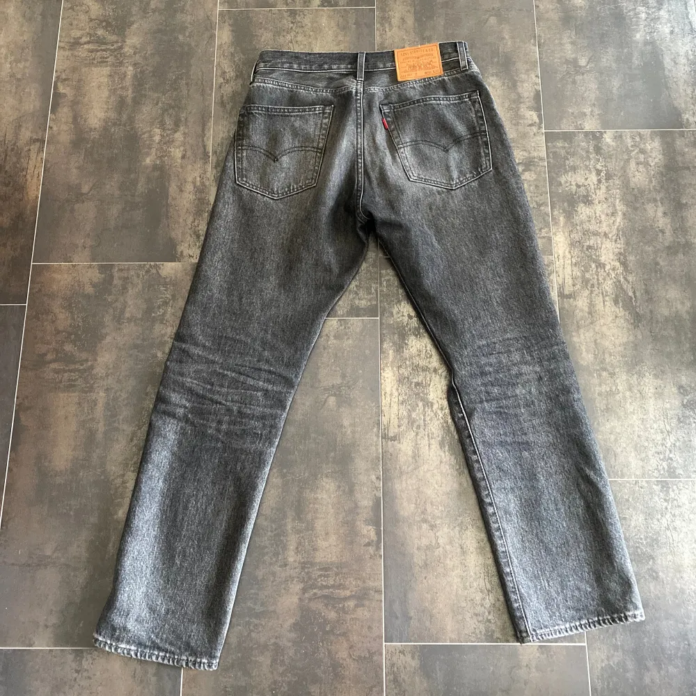 Säljer ett par feta Levis jeans 551 dem är extremt bra skick inga defekter, dem är svarta men har en lite gråare tvätt. Strl 30/32. Jeans & Byxor.