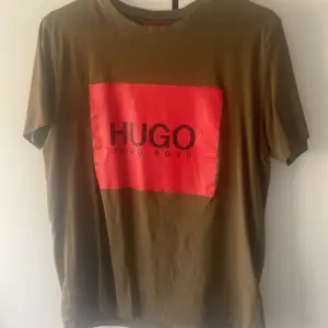 En Hugo boss tröja som är använd ett fåtal gånger. Köpt i hugo boss butiken 