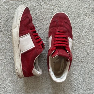 Valentino flycrew  - Hej säljer nu mina riktigt snygga flycrews i mocka i storlek 38 men passar upp till 40. Nypris runt 7-8 tusen men jag säljer för 1899. För fler bilder eller frågor hör av dig i dm!!