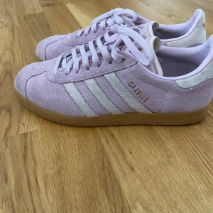 Adidas gazelle  - I bra skick! Ljus rosa/lila, stl 38, mocka. 