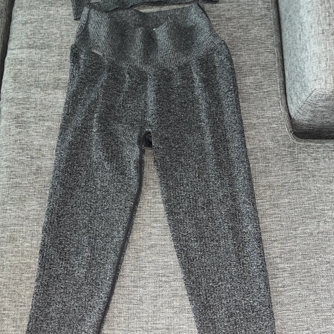 Träningsbyxor och topp 