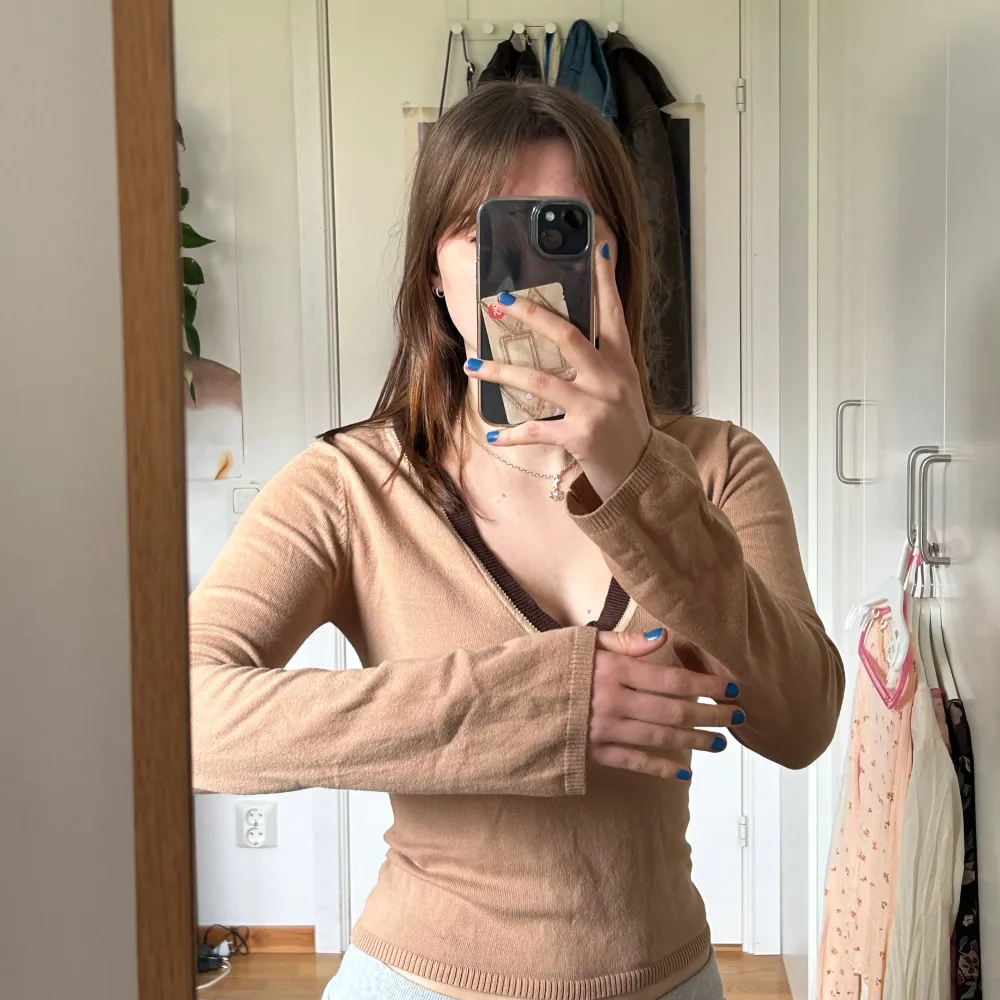 Jätte fin 70 tals tröja! Köpt på Zalando och aldrig använd! Gjort i stretchigt material som är skönt att ha på sig! . T-shirts.