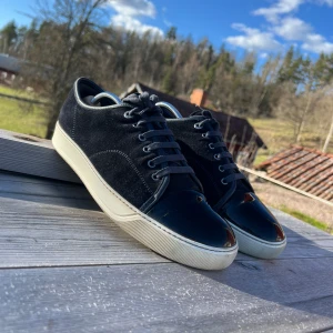 Lanvins mörkblåa - Lägger nu ut dessa unika och sällsynta mörkblåa lanvins. Dom är en UK 10 som motsvarar 44-45, dom är en 6,5/10 cond inga stora slitningar utan bara creasade. Är intresserad i byten eller så tänker jag runt 2000kr för dom. Ingen box😁