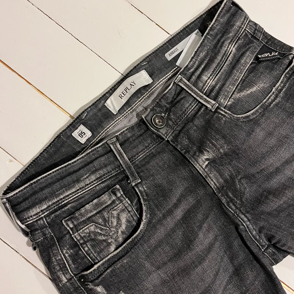 Ett par extremt snygga replay jeans i modellen ”anbass” | skick 9/10 nästintill nya endast andvända fåtal gånger | nypris ligger på ca 1600 kr | säljer pga för små | vid ytterligare funderingar är det bara att skriva. Jeans & Byxor.