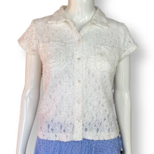 Vit Blus  - Tjockt, genomskinligt material. Passar dockan som använder XS och en liten S, storlekslapp syns på sista bilden. Skicket är 9/10. Finns inget märke. MÅTT: Axel till axel 36cm, ärmlängd 11cm, armhåla till armhåla ~43cm & längd 52cm. 