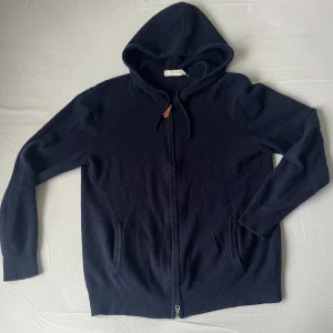 Cashmere zip hoodie - 100 % Cashmere storlek M. Jag är 185 väger 70 kg och ni ser hur den passar på mig. Lite nopprig men det fixar man lätt!