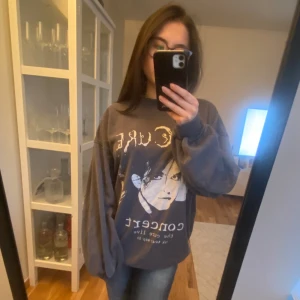 The cure hoodie - Super cool hoodie med The Cure tryck! Sitter fint i modell och är i bra skick! En liten fläck finns vid ena ärmen som syns i bild två.