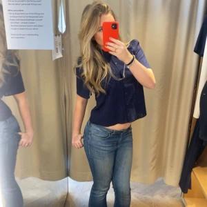 Blå kortärmad blus  - Säljer denna supersöta blus från & Other Stories. Perfekt nu till vår och sommar! Använd gärna köp nu, frakt ingår ej 💕💕