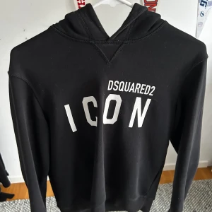 Dsquared hoodie - Tjena, säljer denna dsquared hoodie, använt ett par fåtal gånger, storlek xs, hör av er vid frågor och funderingar!