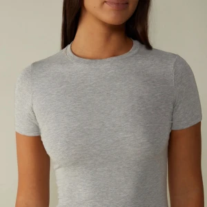 intimissimi t shirt  - grå t shirt från intimissimi i storlek M, men skulle säga att den passar XS-S. i nyskick och aldrig använd med lapp kvar! nypris 199 kr