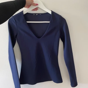 Blå topp - Blå superfin topp från HM använd 1 gång, kan användas både fram och bak!💕