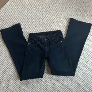 Ett par mörkblåa jeans med bruna sömmar där bak. Använd fåtal gånger och i ett bra skick. Sista bilden är från h&m egen hemsida