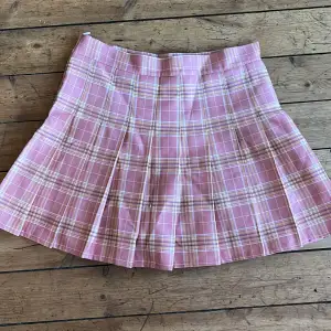 Så snygg slmmarkjol! Den är rosa- och gulrutig och den har inbyggda shorts. Den enda defekten är ett hål vid dragkedjan men det är absolut inget man ser eller märker. Köpt för ca 3 år sen på c.u.m clubwear i Stockholm med endast använd ett fåtal ggr❤️