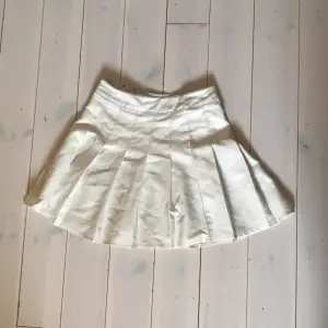 Vit kjol som är köpt här på Plick, säljer eftersom den inte används. Kolla min bio för mer info!