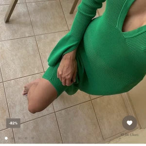 Stickad klänning  - Jättefin stickad klänning med öppen rygg från NA-KD, använd fåtal gånger!! Storleken är XL men jag skulle säga att den är liten i storleken, jag bär vanligtvis 38/40 i kläder! Frakt tillkommer!