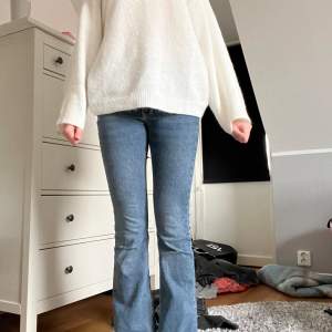 Mörkblå jeans från Gina Tricot. Säljer pågrund av att dom inte används❤️Bootcut