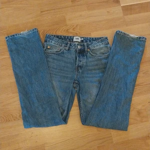 Jeans Lager 157 str xs - Lager 157 jeans i storlek xs, knappt använda. Var lite långa på mig (162 cm) och är därför lite fnasiga längst ner på byxbenet. Bra fickor. Orginalpris 349:-