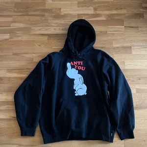Supreme hoodie - supreme hoodie köpt i berlin, har en liten blå färgfläck på armen men annars inga större skador har kvitto 