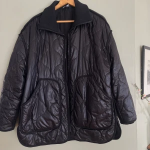 Svart vårjacka - Svart vårjacka från Zara, använd fåtal gånger, Nypris 900💕 xs men väldigt oversized 