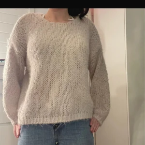 Stickad tröja  - Super fin stickad tröja som passa perfekt till svalare sommarkvällar. 