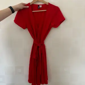 En fin röd omlottklänning från HM divided! Mycket fint skick! Storlek 36
