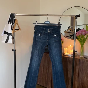 Y2k bootcut jeans - Bra skicka har använt de bara 2 gånger. Har inga fickor i bak!!!