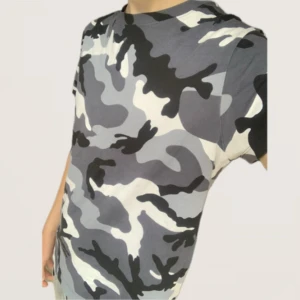 Valentino Camoflauge T-shirt - Äkta och riktigt cool valentino t-shirt i väldigt bra skick. Person i bild är 177 cm lång sitter bra men pyttelite kort i längden. Storlek S passar möjligtvis XS. Grå, vit och svart är färgkombinationen. Inget annat ingår. 