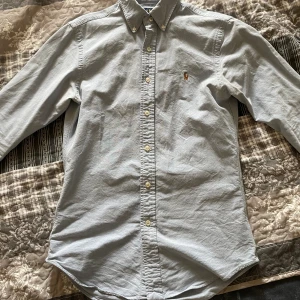 Polo Ralph Lauren skjorta  - En fin skjorta från märket polo. Jätte skön till sommaren eller på något fest. Har du fler fråger tveka inte att skriva till mig. Priset är inte spickat i sten😊