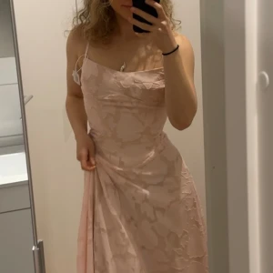 Balklänning/sommarklänning - Helt ny! Aldrig användt. Ser lite ut som den populära klänningen från house of cb. Jag är 161 cm och den är lite lång på mig, kanske 6-10 cm får lång. 